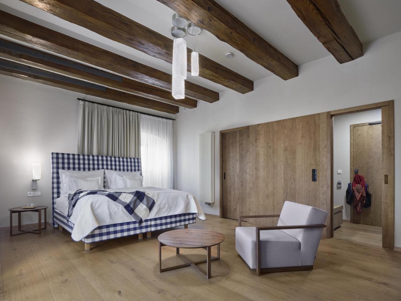 Lotrinsky Hotel Velké Pavlovice エクステリア 写真