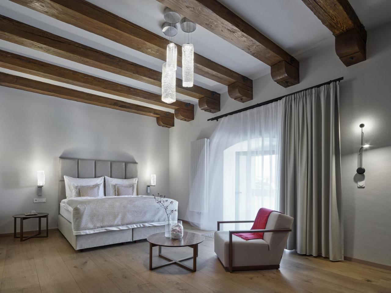 Lotrinsky Hotel Velké Pavlovice エクステリア 写真